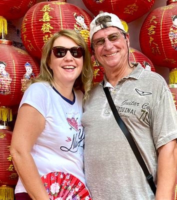 Chronisten Ute und Java auf ihrer Bali-Reise vor bunten Lampions