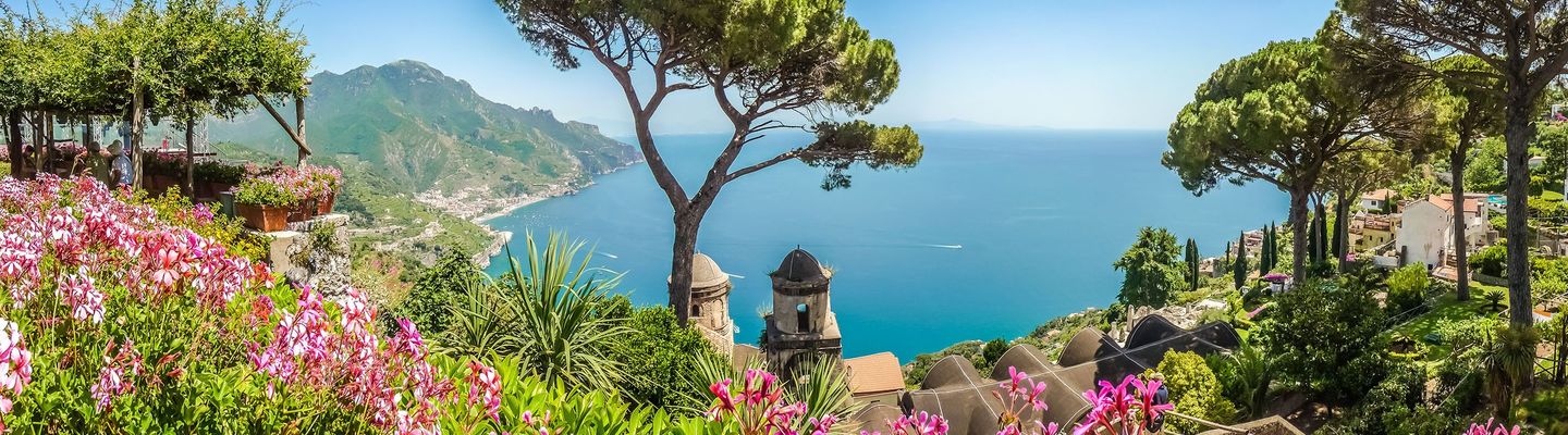 Küste Positano mit Blumen 