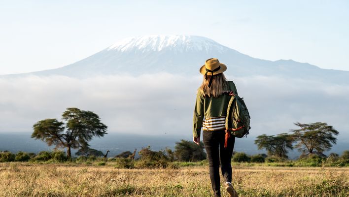 Touristin in Rückansicht vor dem Kilimandscharo im Amboseli-Nationalpark, Kenia