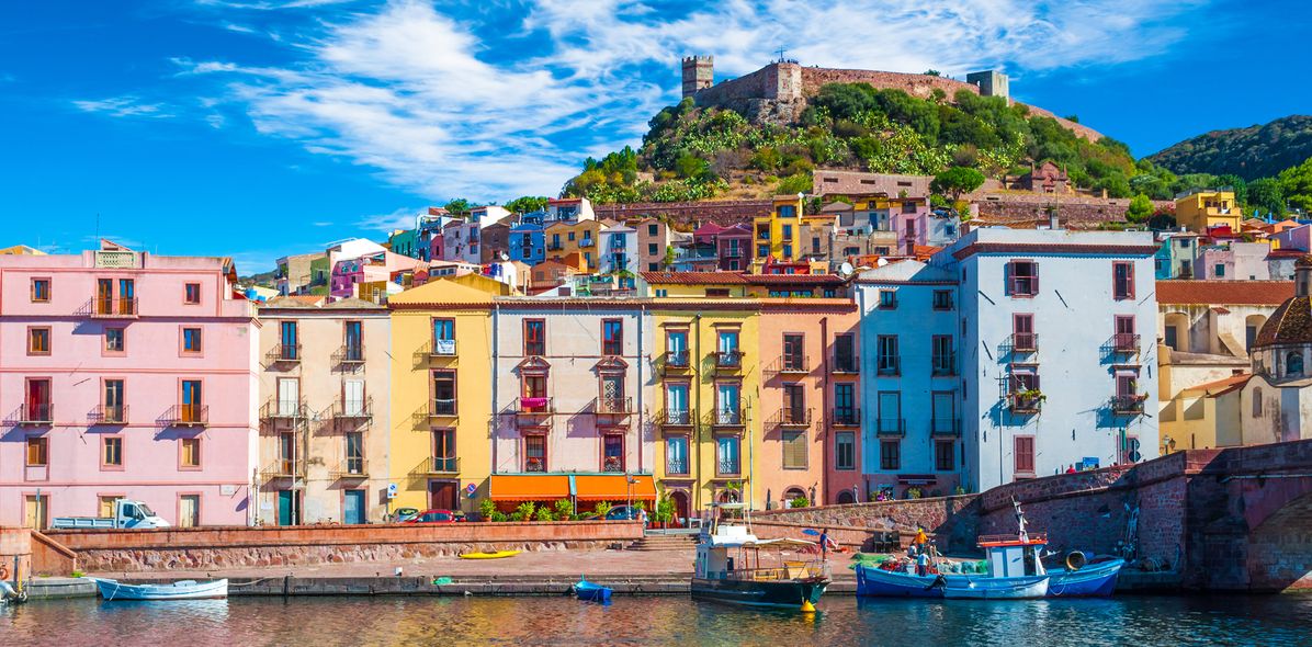 Bunte Häuser in Bosa am Fluss mit Brücke auf Sardinien