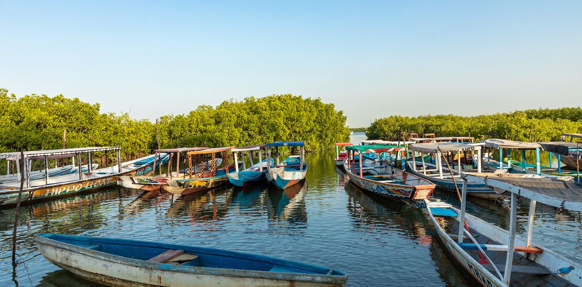 Boote auf Fluss in Gambia