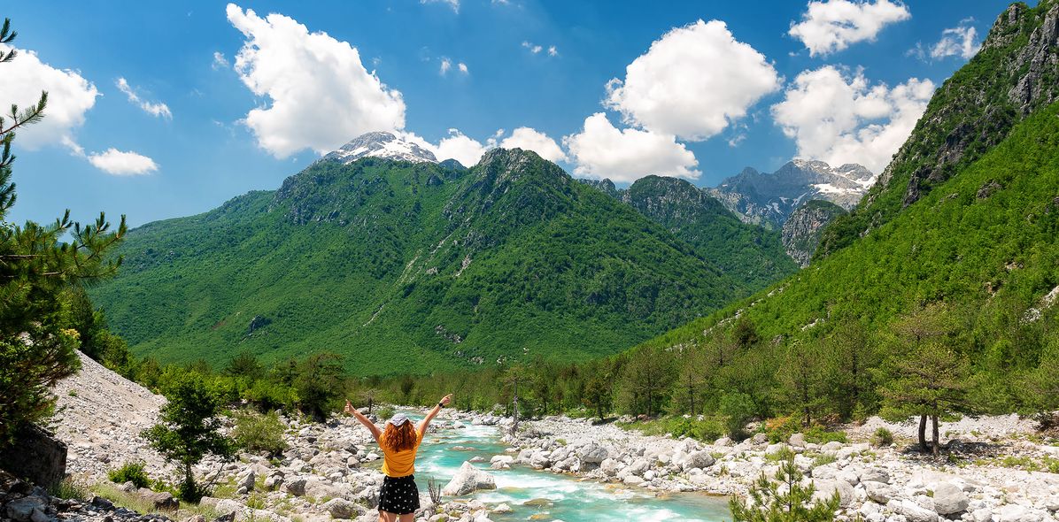 Frau am Fluss in Albanien