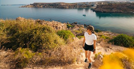 Eine Frau wandert durch den Il-Majjistral Nature & History Park auf Malta