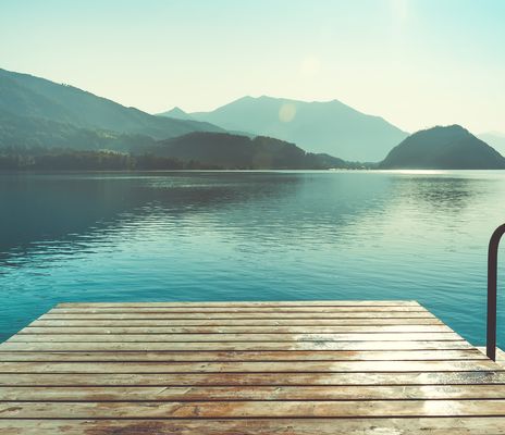 Holzsteg zum Schwimmen in einem Bergsee in Österreich