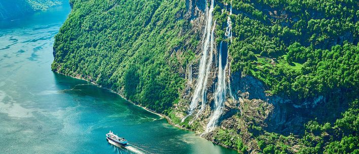 Wasserfälle „Sieben Schwestern“ im Geirangerfjord mit Ausflugsschiff in Norwegen