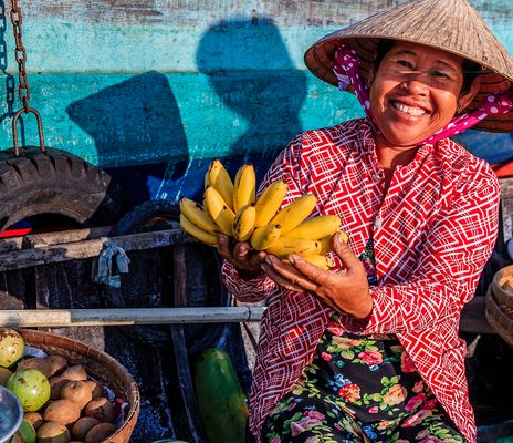 Frau auf schwimmenden Markt in Vietnam