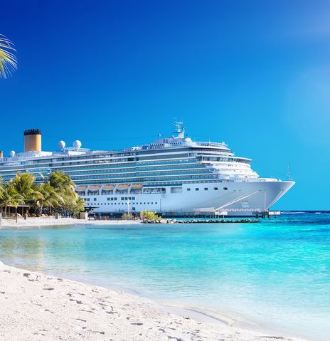 Kreuzfahrtschiff am Karibik-Strand