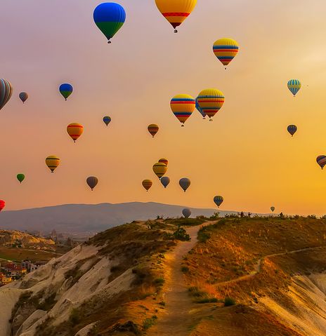 Heißluftballons bei Sonnenuntergang über Kappadokien