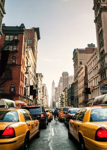 Gelbe Taxis in einer Straße in New York City