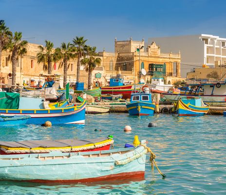 Bunte Boote vor dem Fischerdorf Marsaxlokk auf der Insel Malta
