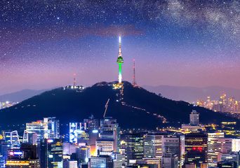 Nachtblick auf Seoul mit dem Namsan Tower, Lichtern und moderner Skyline