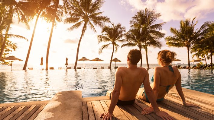 Paar am Hotelpool in der Karibik