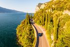 Auto fährt entlang einer Straße am Gardasee