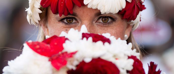 Frau bei Blumenfestival auf Madeira