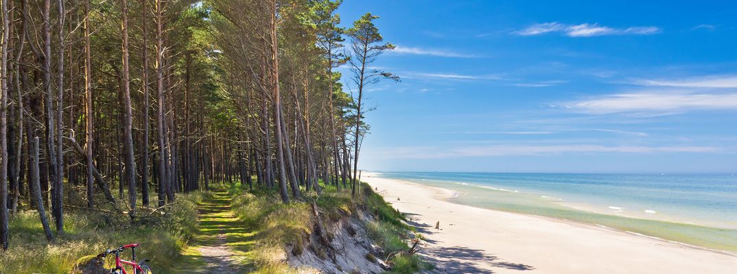 Breiter Sandstrand bei Łeba mit Dünen, Kiefernwald und Ostseeluft