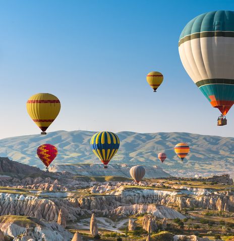 Heißluftballons fliegen über Kappadokien