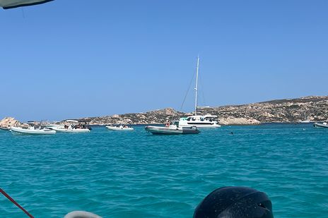 Ausblick vom Boot aus auf das türkise Wasser in einer Bucht auf Sardinien