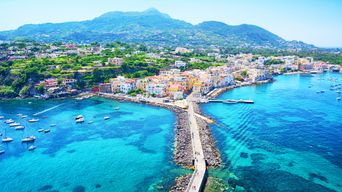 Luftaufnahme von Ischia Küstenabschnitt mit Booten