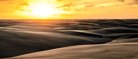 Sonnenuntergang über den Sanddünen und Lagunen im Nationalpark Lençóis Maranhenses