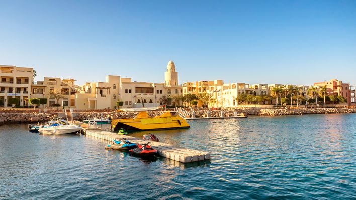 Hafenpromenade von Aqaba mit kleinen Booten in Jordanien