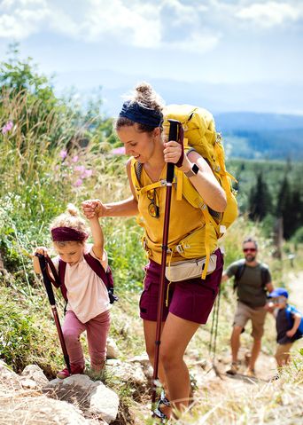 Familie beim wandern