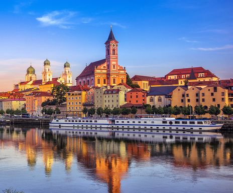 Blick auf Passau mit Flusskreuzfahrtschiff