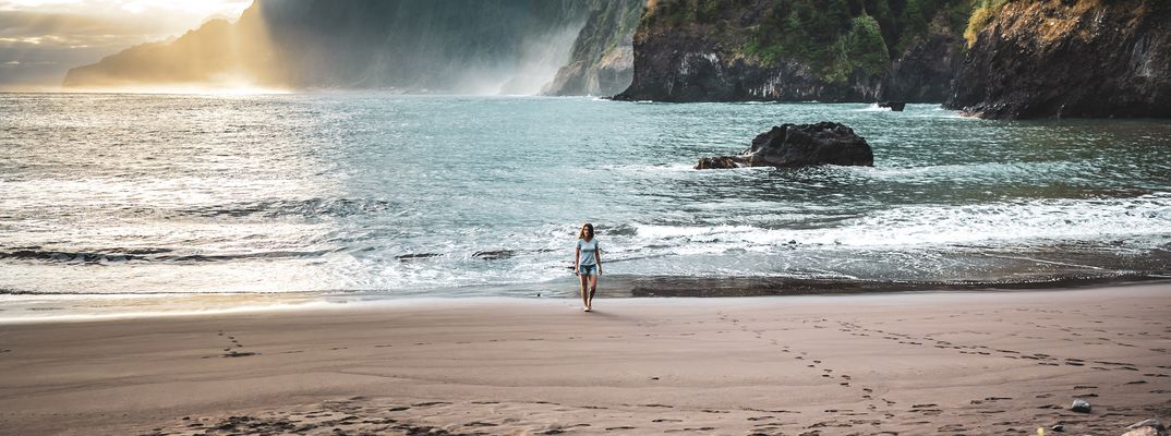 Frau am Strand von Madeira