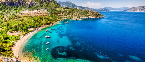 Blick auf die Küste von Marmaris mit türkisblauem Wasser und bewaldeten Hügeln