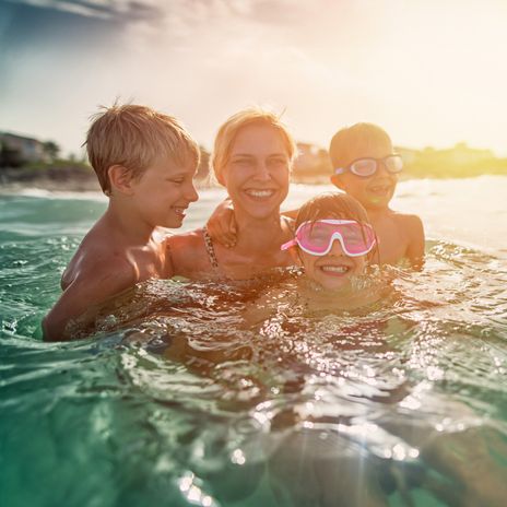 Mutter mit Kindern im Meer
