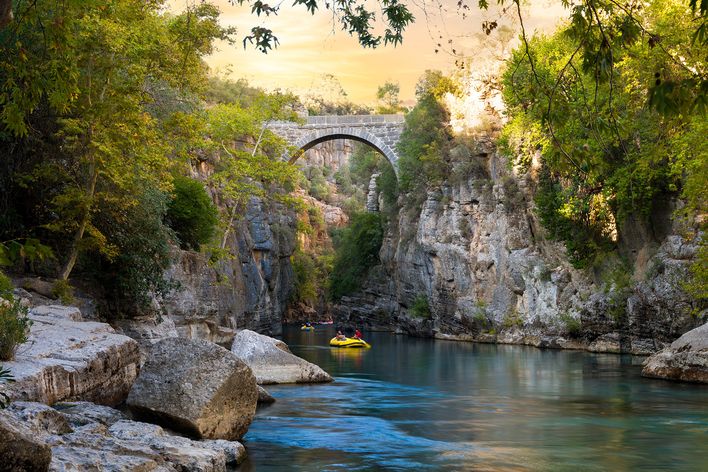Historische Steinbrücke im Köprülü-Kanyon-Nationalpark