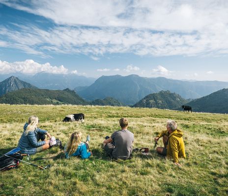 Gruppe bei einer Wanderpause in der Schweiz
