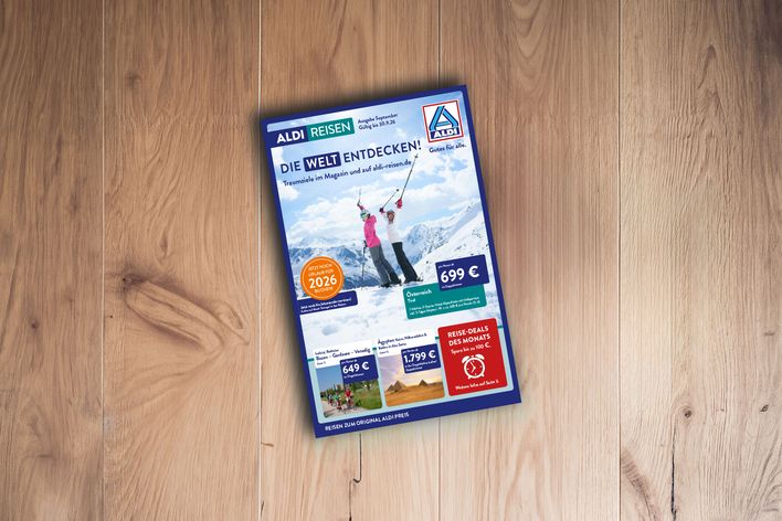 Titel des ALDI Reisemagazins Nord September 2026 auf einem Holztisch