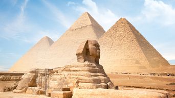 Sphinx vor den großen Pyramiden in Ägypten