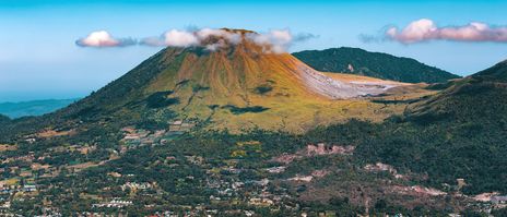 Landschaft mit Vulkan auf der Insel Sulawesi, Indonesien