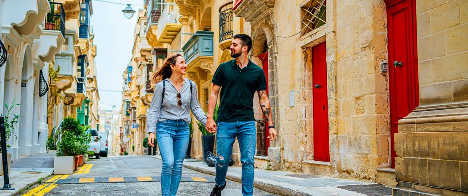Ein Paar spaziert durch die engen Gassen von Valletta, Malta