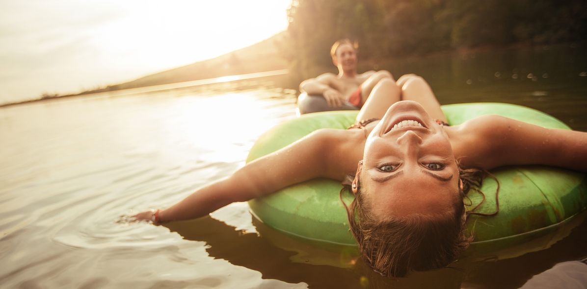 Frauen auf Schwimmreifen im Pool