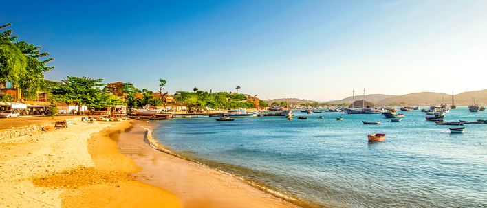 Strand von Búzios mit goldenem Sand, klarem Wasser und ruhiger Küstenatmosphäre