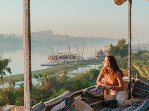 Frau blickt auf den Nil in Assuan in Ägypten