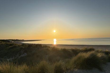 Sonnenuntergang am Nordseestrand in der Provinz Zeeland in Holland