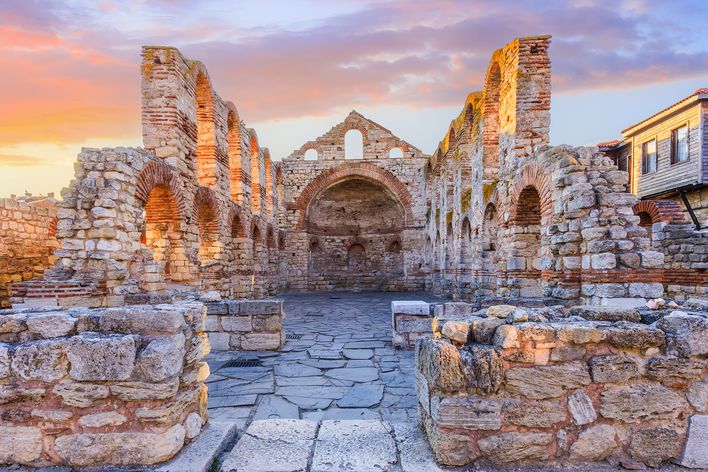 Eine Ruine in Nessebar in Bulgarien