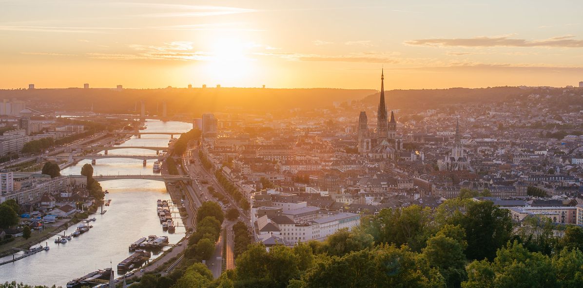 Blick auf Rouen bei Sonnenuntergang