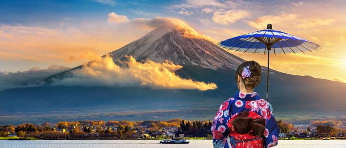 Traditionelle Frau mit Blick auf den Mount Fuji