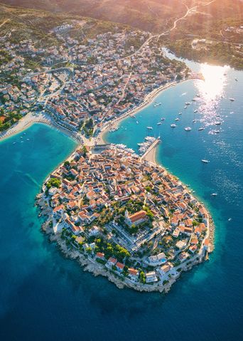 Luftaufnahme von einem Dorf in Kroatien