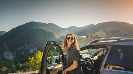 Frau steigt in ihr Auto ein