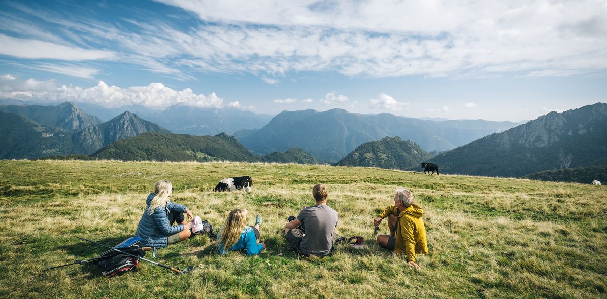 Gruppe beim Wandern in den Bergen