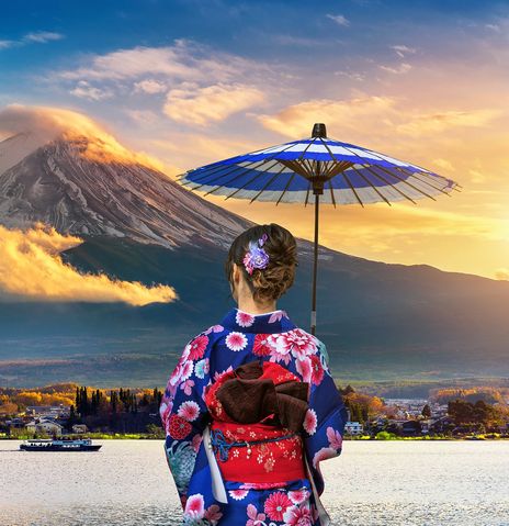 Frau in Tracht mit Blick auf Mount Fuji