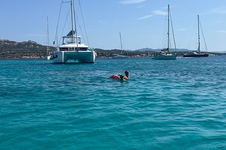 Blick auf einige Boote in einer Bucht bei den La Maddalena Inseln