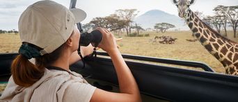 Frau bei einer Safari