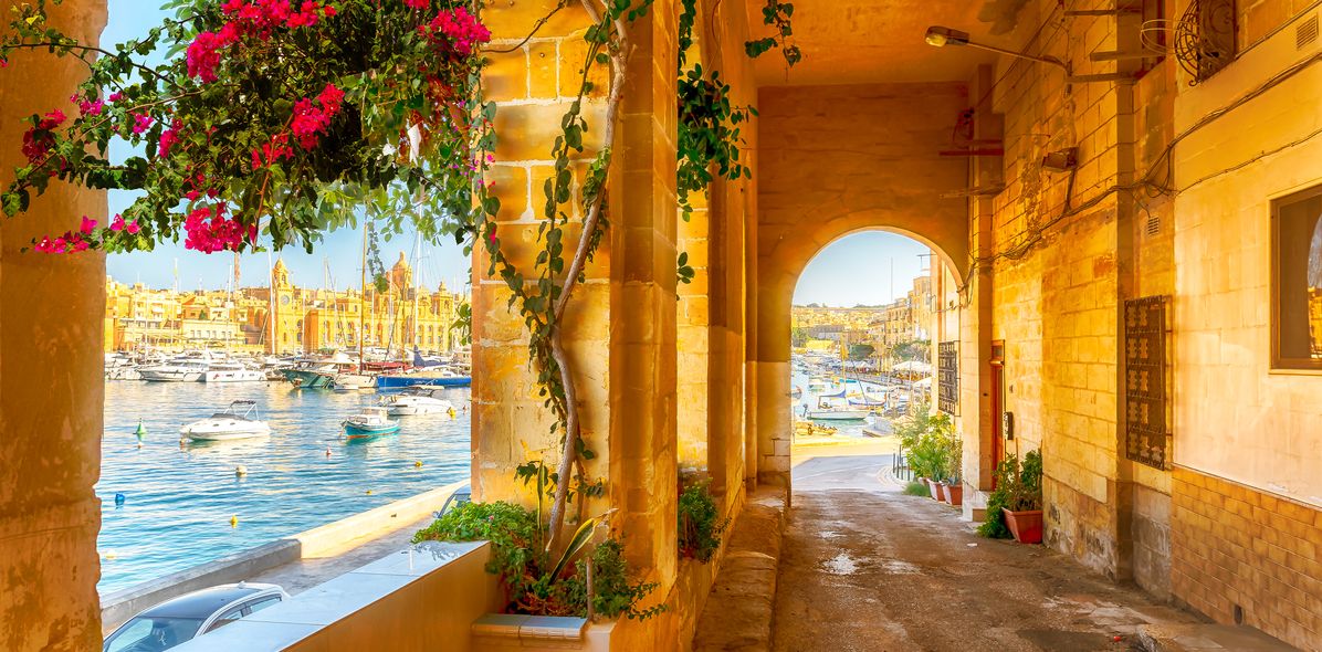 Schöne Gasse mit Blick auf den Grand Harbour in Birgu auf Malta