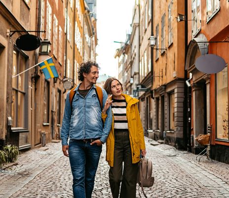 Paar spaziert durch Stockholm